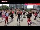 200 девушек тренировались на улице