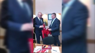 Сергею Цивилеву подарили майку ХК «Металлург» 