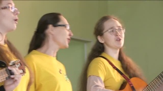 Фестиваль стартовал. Барды дали концерт в детском доме