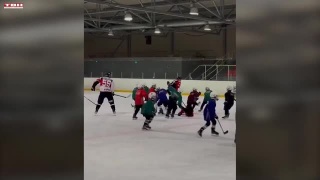 Тренировка юных хоккеистов и игроков «Металлурга»
