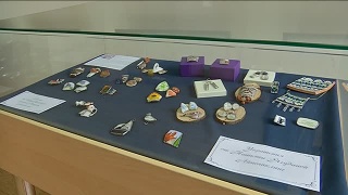 Природные камни и украшения из стекла и фарфора