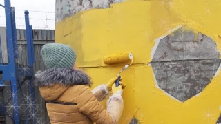 ДШИ №58 разукрашивает каркас районной елки