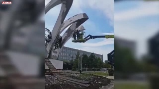 Ремонт стелы в сквере Выпова продолжается